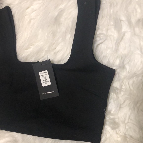 Fashion Nova Set, the set includes the top and the skirt, and NOT the purse. - Picture 8 of 9